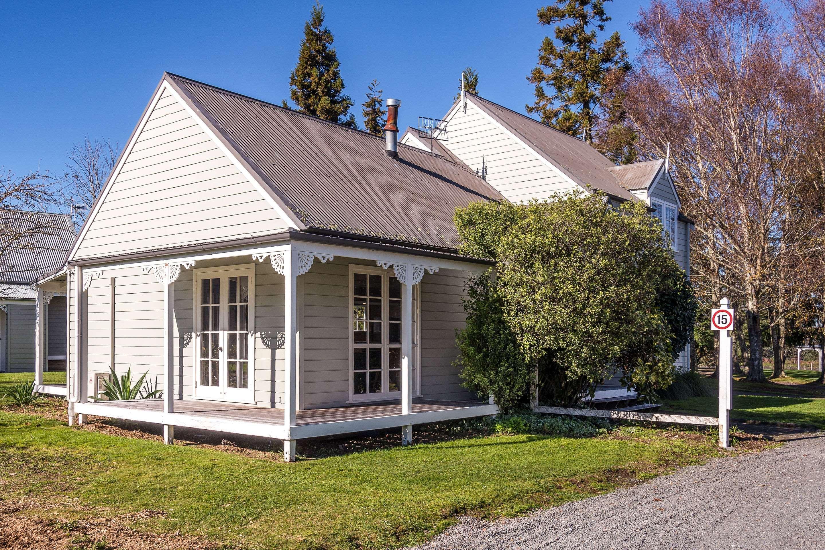 Huka Falls Resort Lago Lago Taupo Exterior foto The former police station at the centre of the village