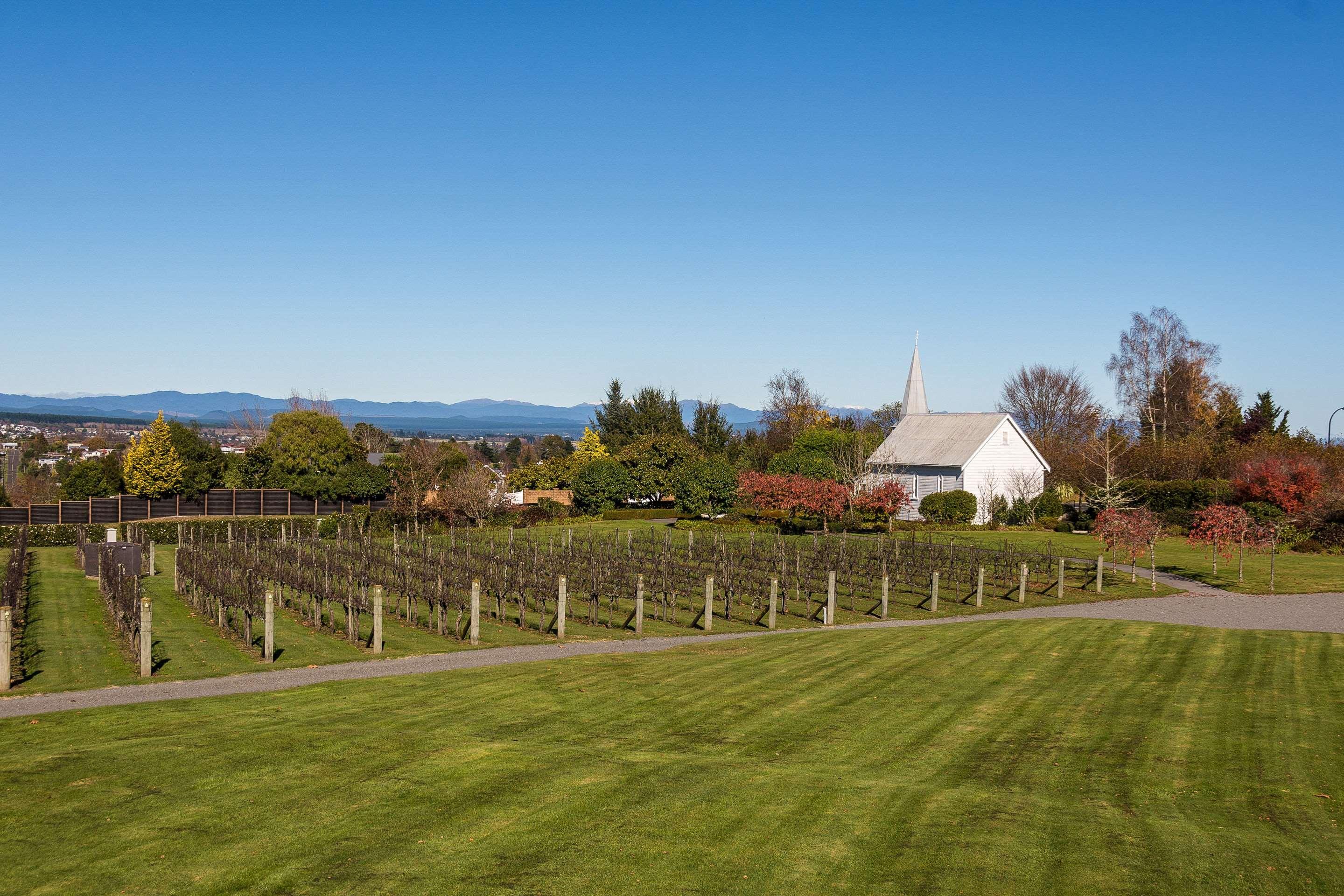 Huka Falls Resort Lago Lago Taupo Exterior foto The church and the vineyard