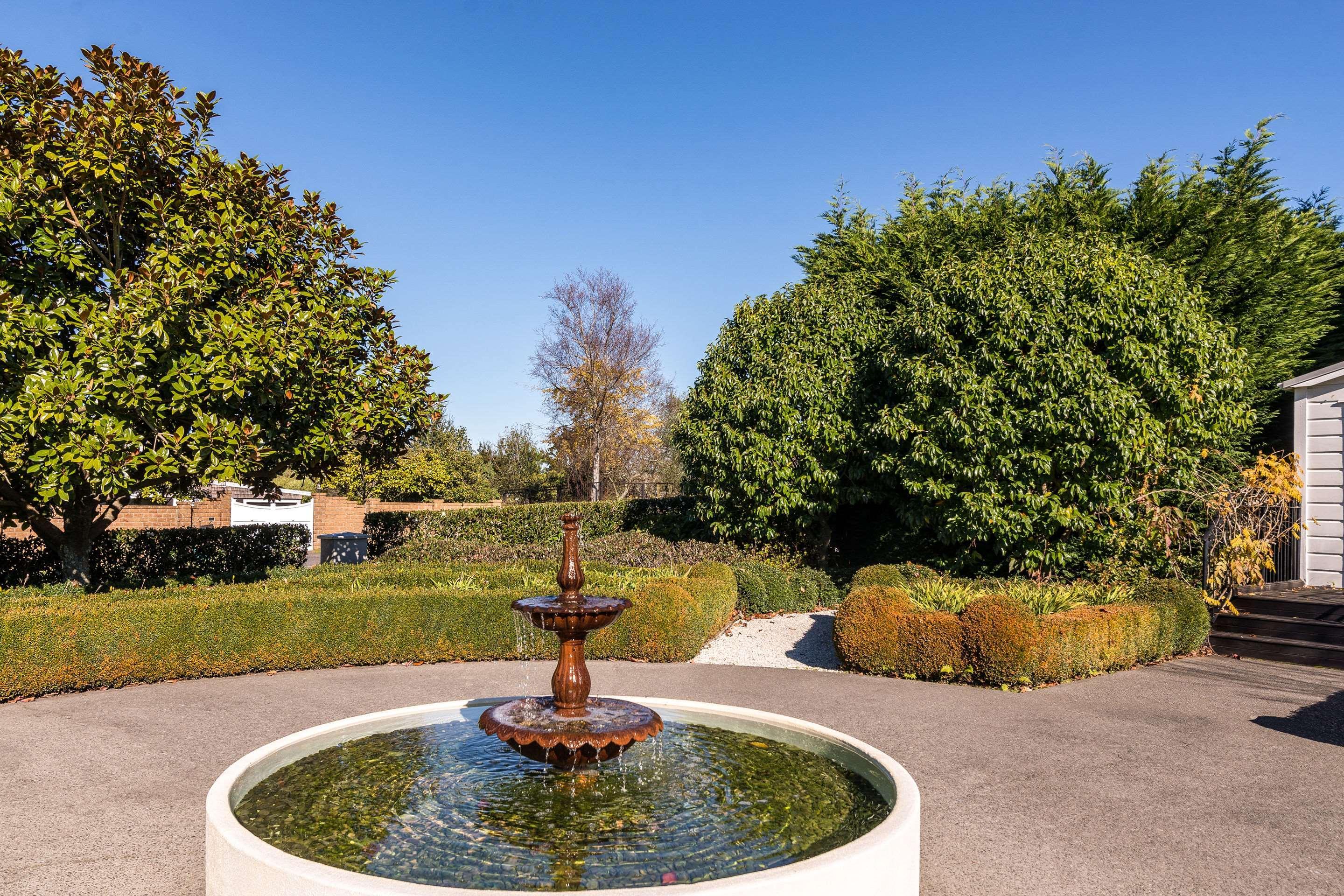 Huka Falls Resort Lago Lago Taupo Exterior foto Fountain at the entrance of the park