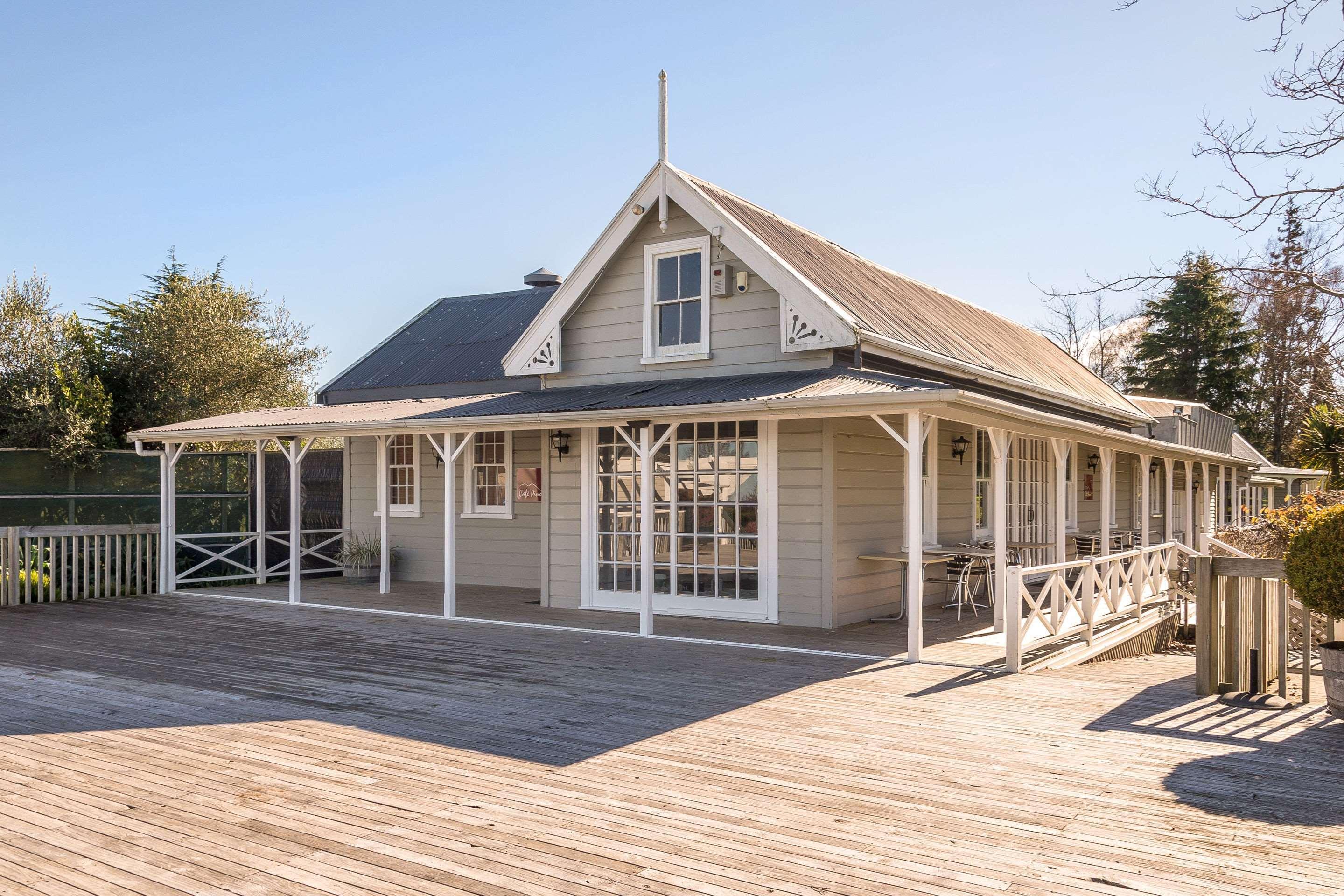 Huka Falls Resort Lago Lago Taupo Exterior foto The former station building at the station's current location