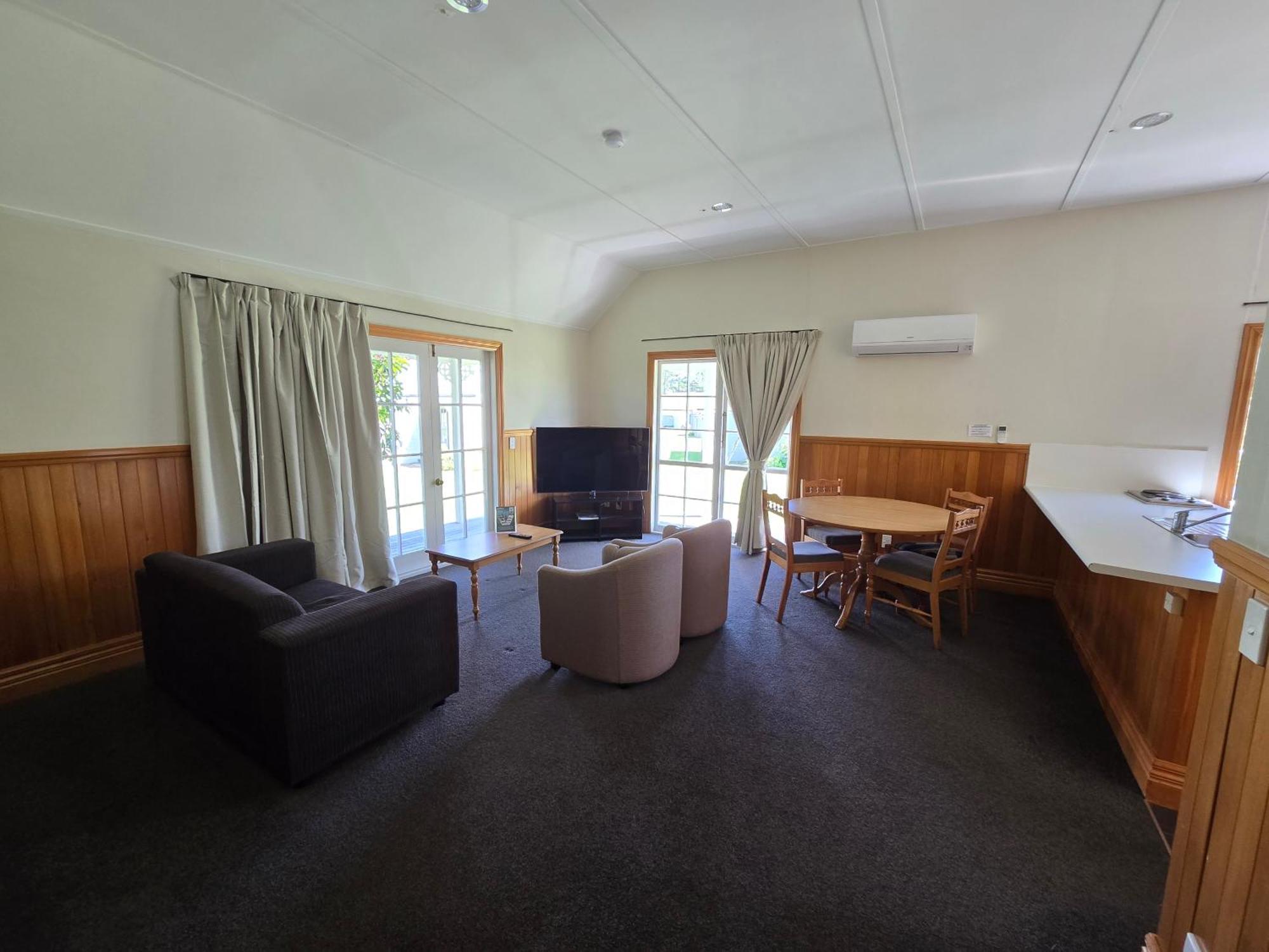 Huka Falls Resort Lago Lago Taupo Exterior foto Living room of a two bedroom cottage