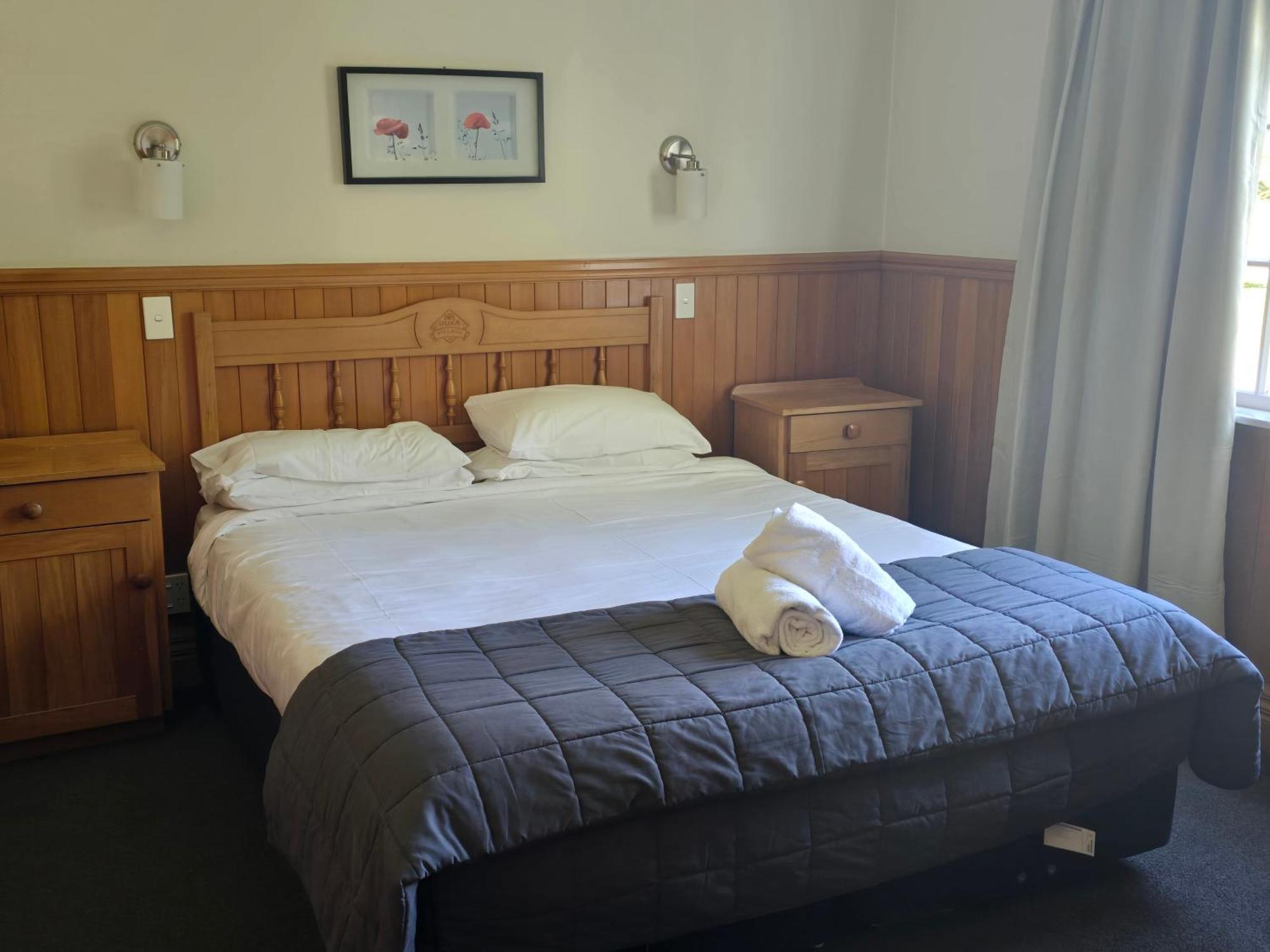 Huka Falls Resort Lago Lago Taupo Exterior foto A bedroom at the hotel