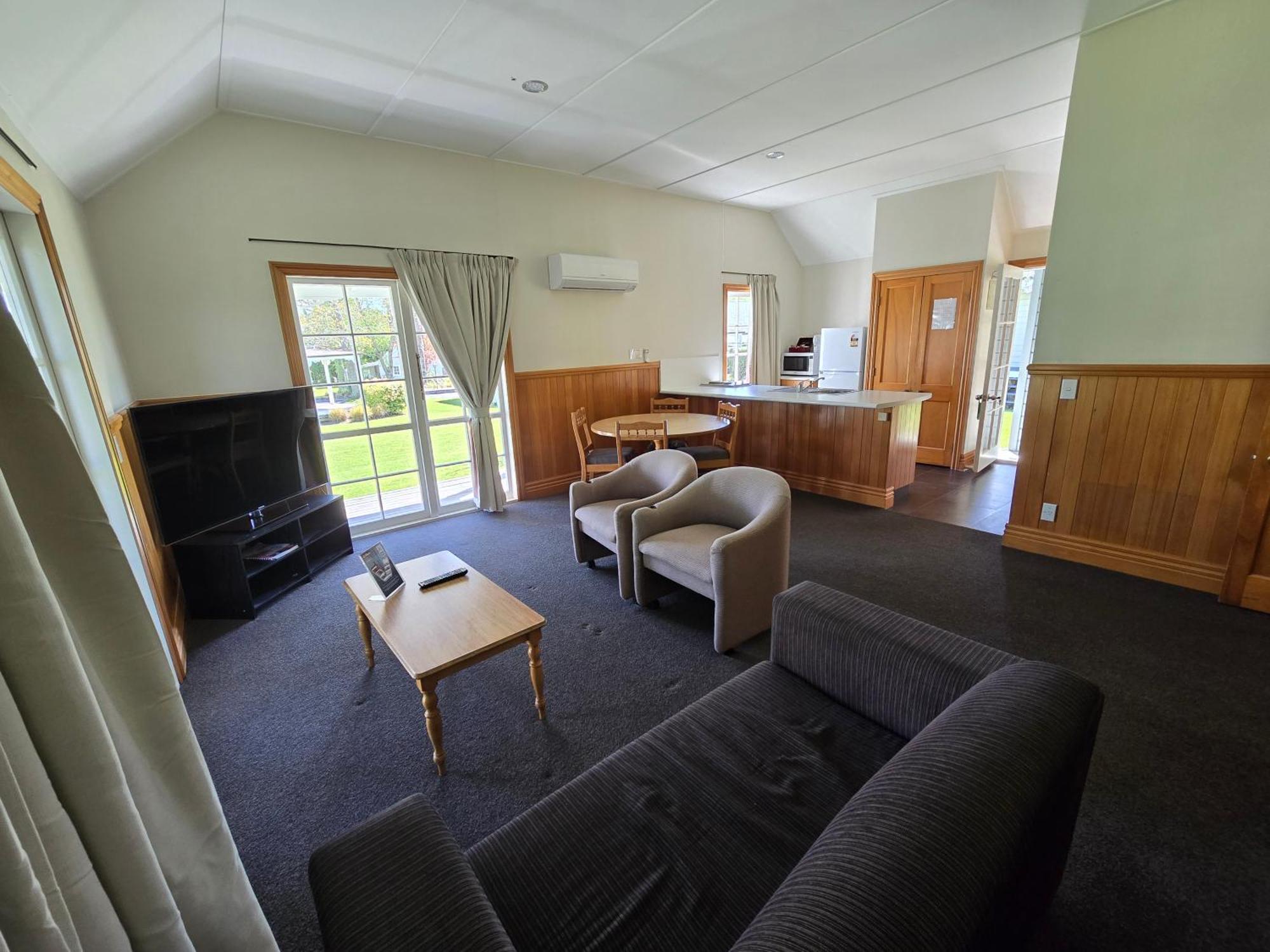 Huka Falls Resort Lago Lago Taupo Exterior foto Living area of a two bedroom cottage