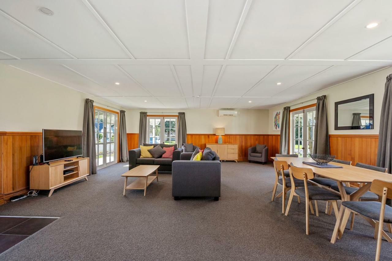 Huka Falls Resort Lago Lago Taupo Exterior foto The common room at the University of Waikato's Melville Hall