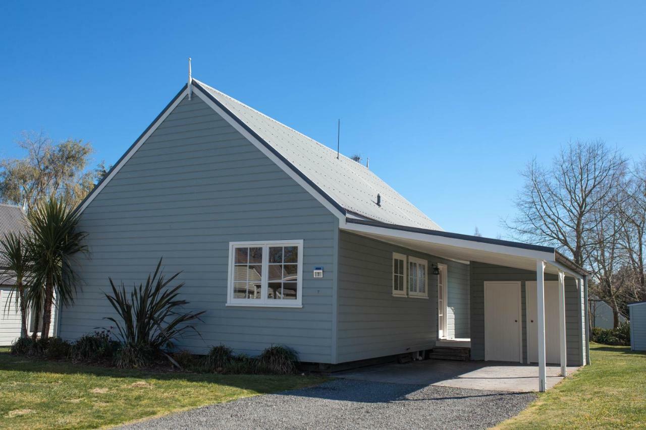 Huka Falls Resort Lago Lago Taupo Exterior foto The former school building at Waimate